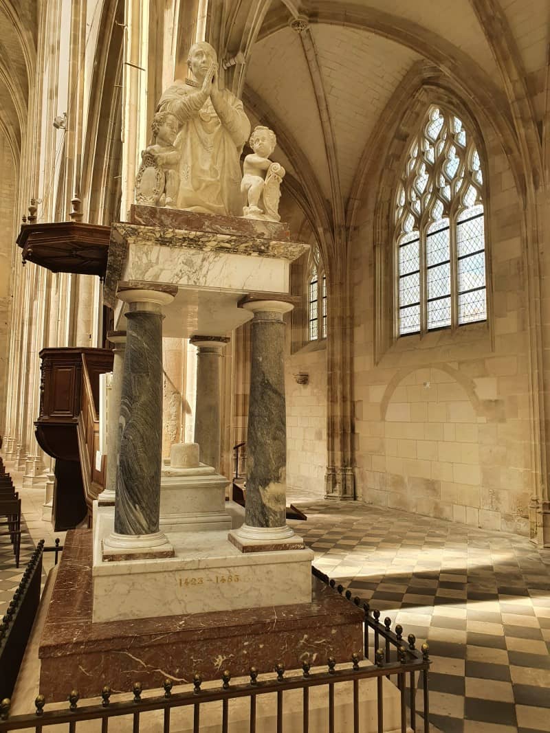 Basilique Notre Dame de Cléry près de la Loire à Vélo