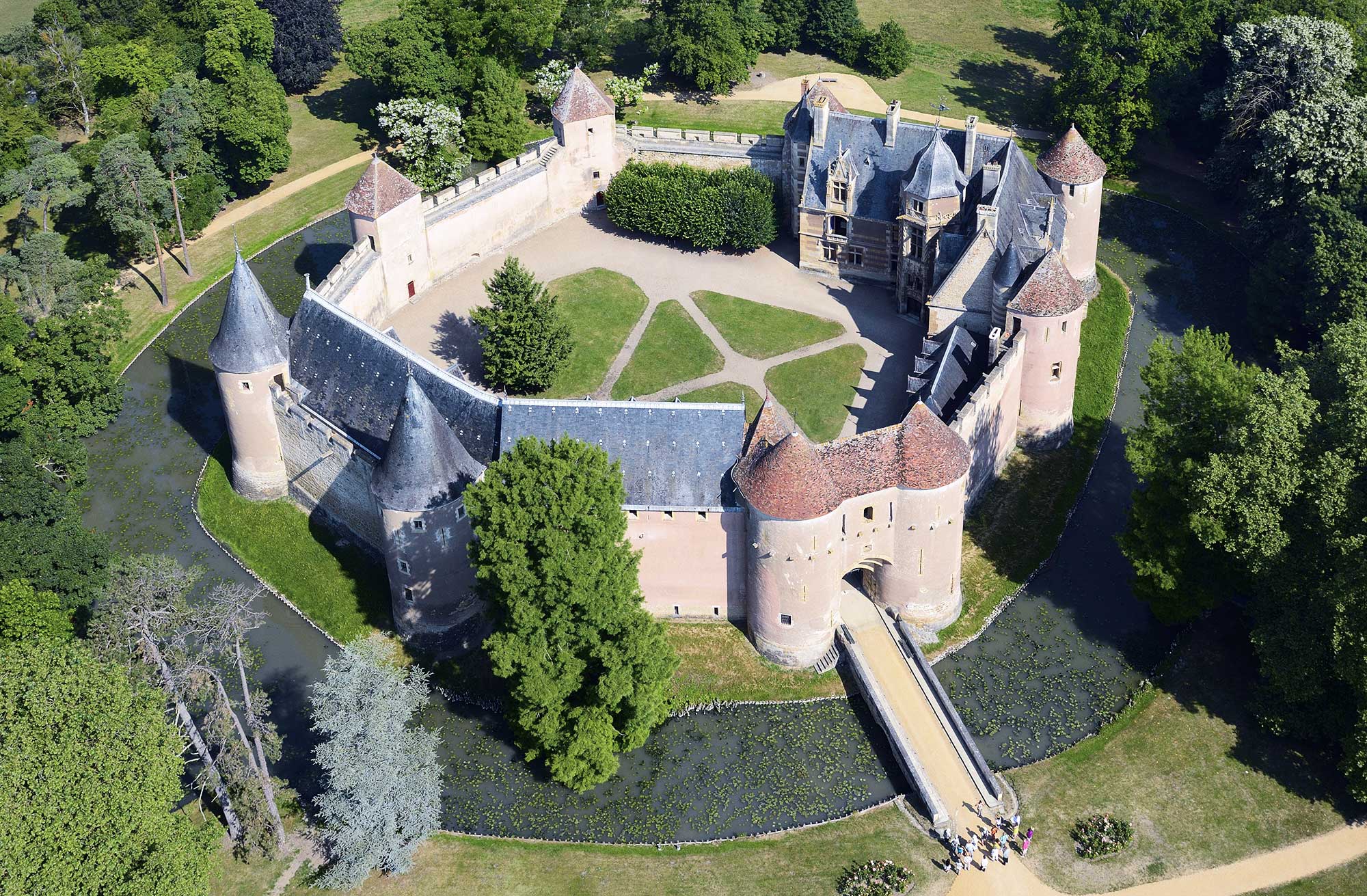 Vue aérienne du Château d'Ainay-le-Vieil