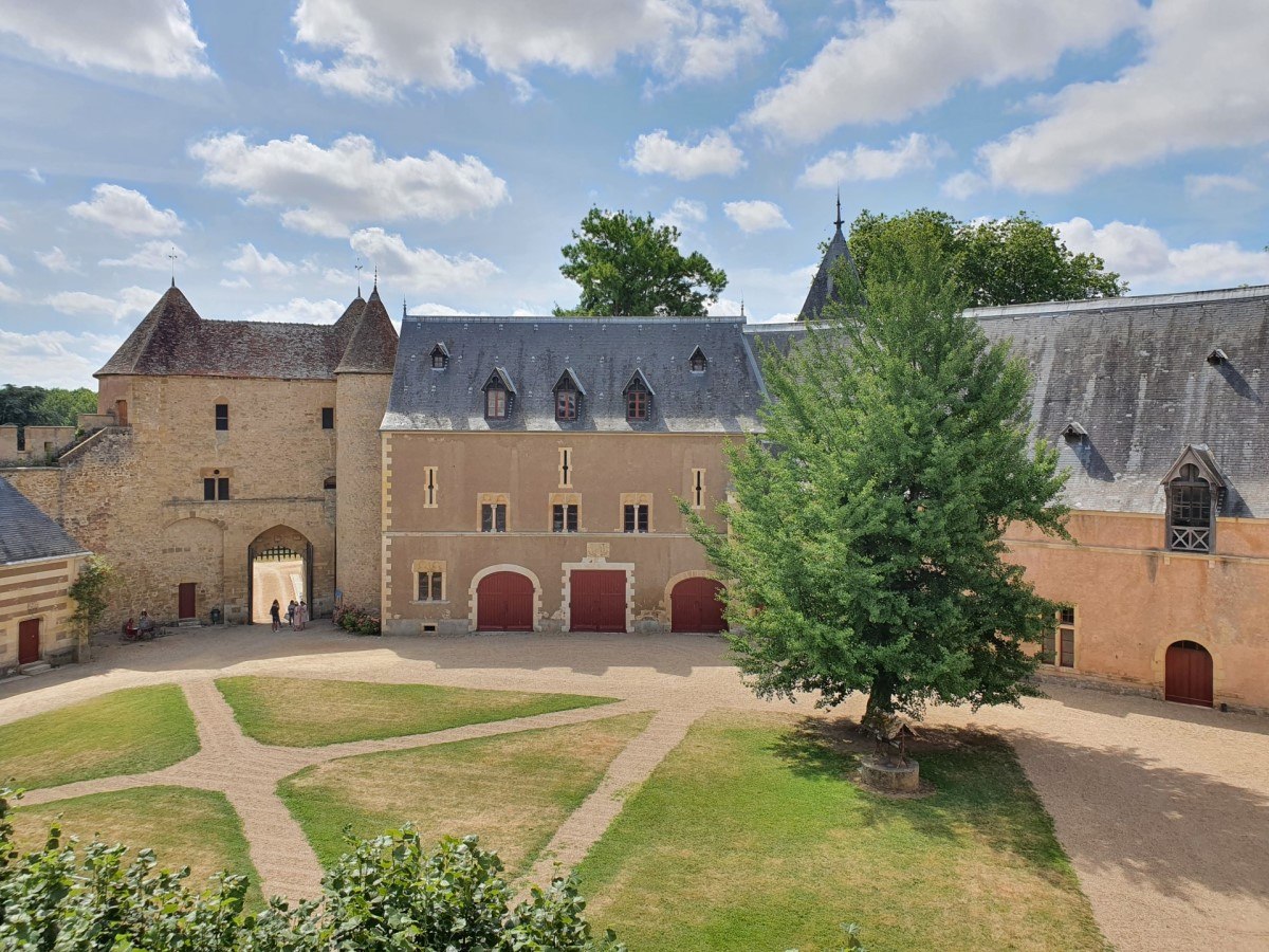 Haute cour du Château d'Ainay-le-Vieil